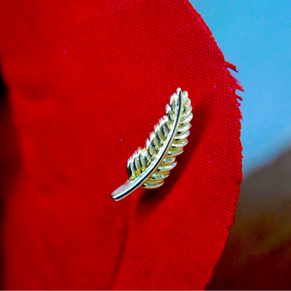 Junipurr White Gold Right Quill for Helix or Cartilage